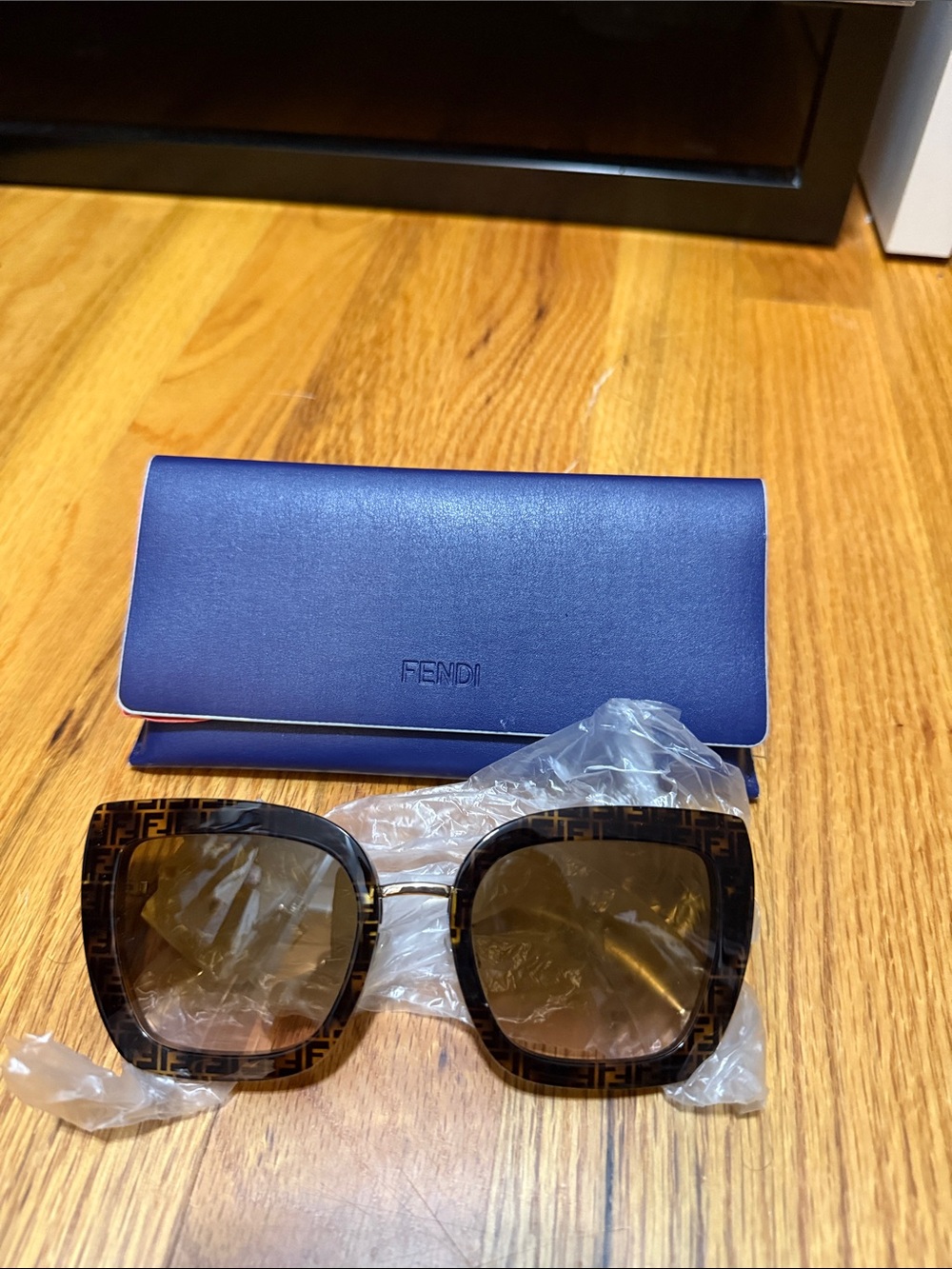 Fendi Brown Tortoiseshell FF-Logo Square Sunglasses with Blue Case